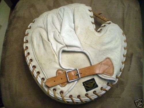 Victor, Wright & Ditson Catchers Mitt White Back